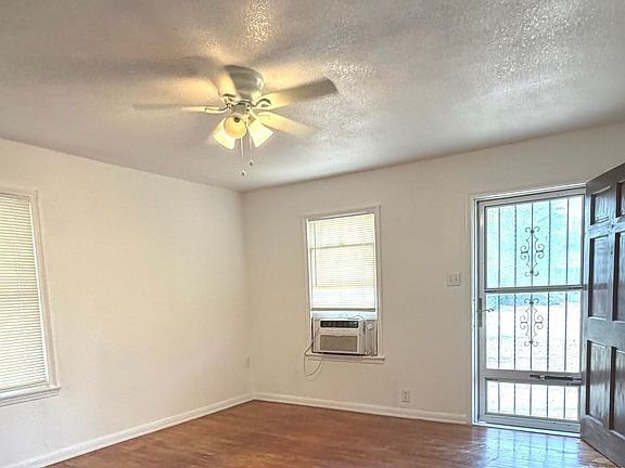 3rd image of 122 Waugh