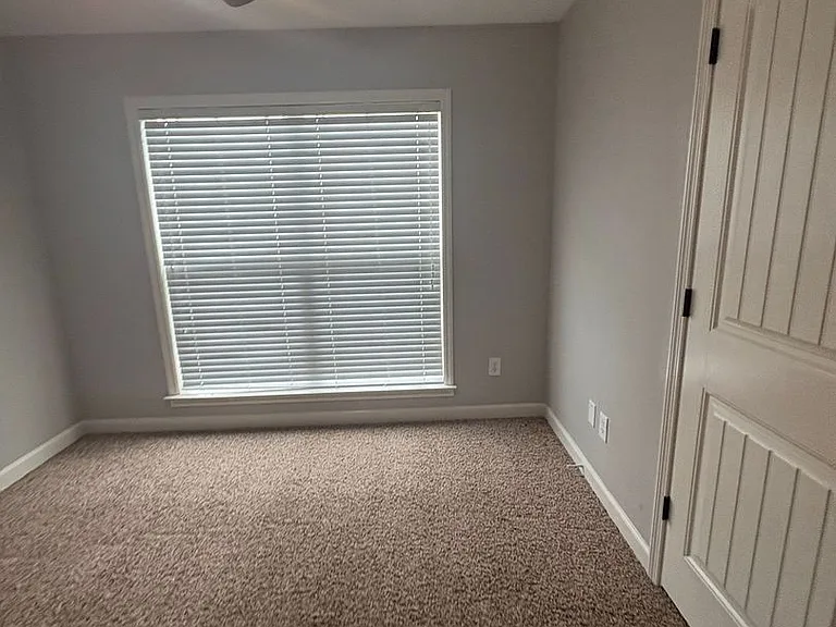 101 Avalon Ln — Photo 17