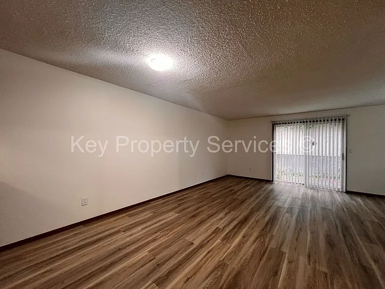 607 R St — Photo 8