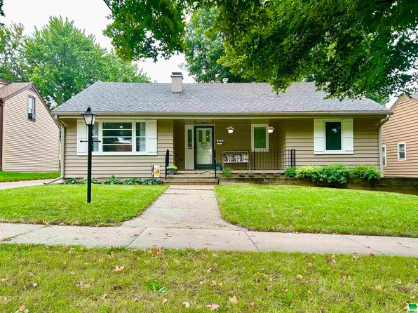 714 Plymouth St SE, Le Mars, IA 51031