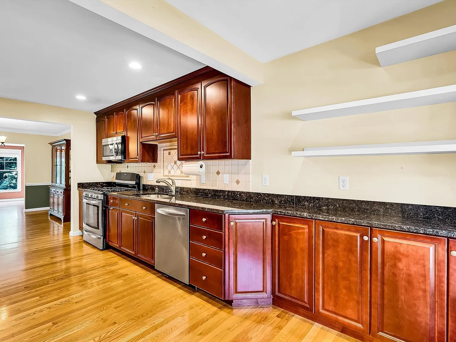 3 bed, 4.0 bath, 2499 sqft, $3,500 — Photo 2