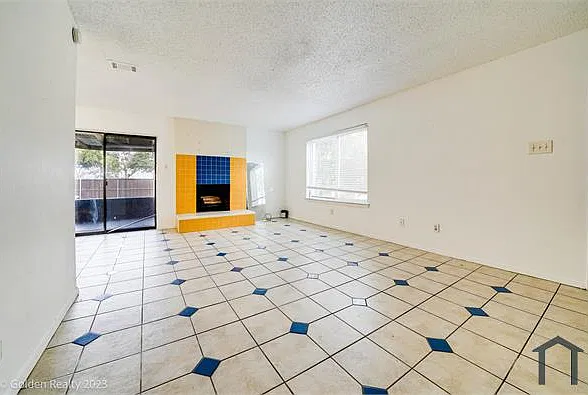 3 bed, 1038 sqft, $2,300 — Photo 3