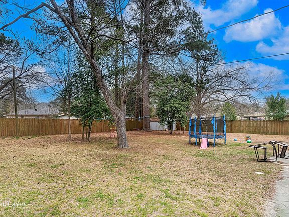 3rd image of 403 Lakeshore Dr