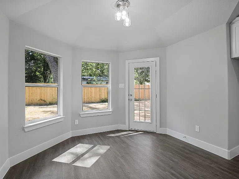 2327 Harding St — Photo 15