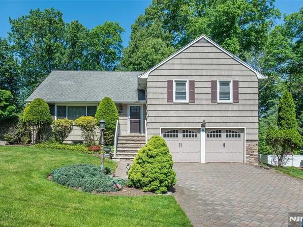 17 Morningside Cir, Little Falls, NJ 07424