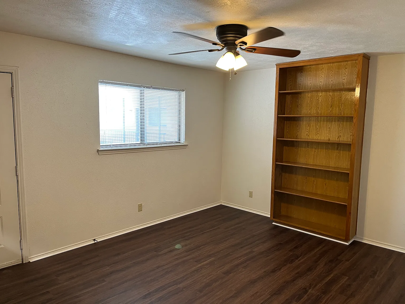 1429 Eagle Dr — Photo 2