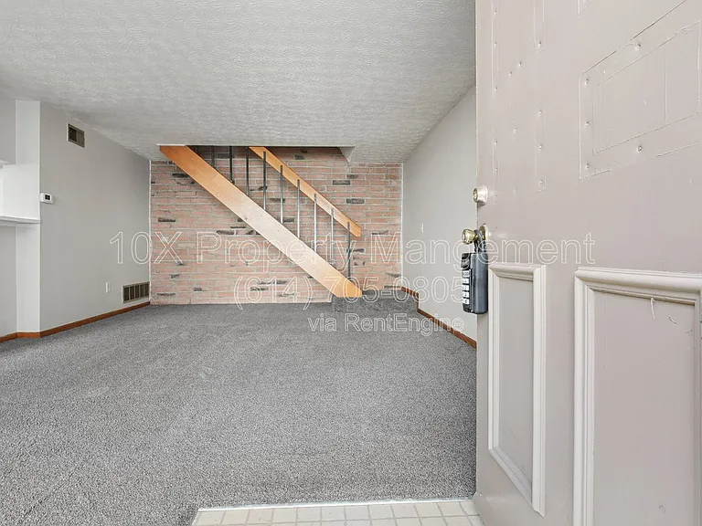 2523 Burgandy Ln — Photo 2