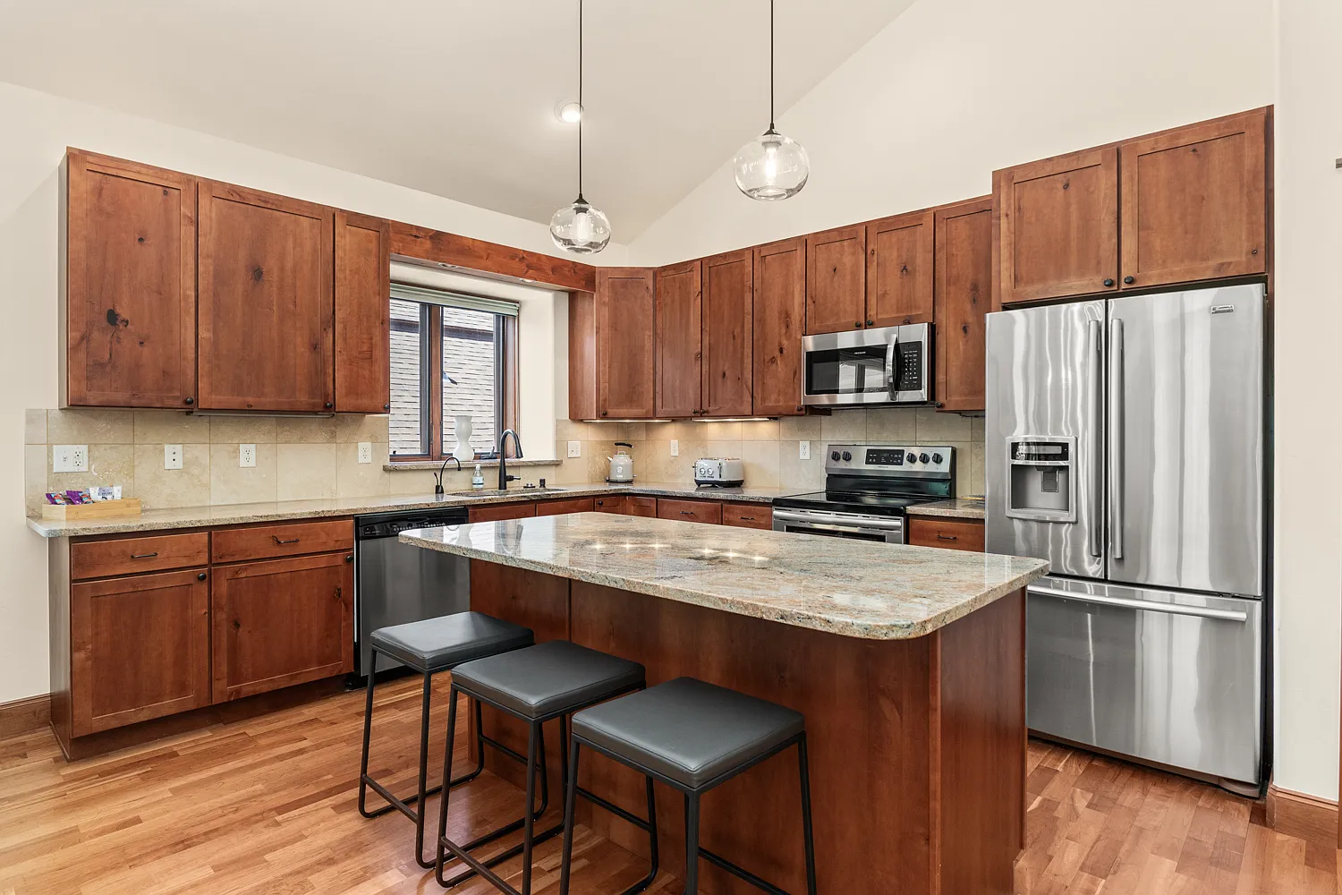 3 bed, 2208 sqft, $9,500 — Photo 4