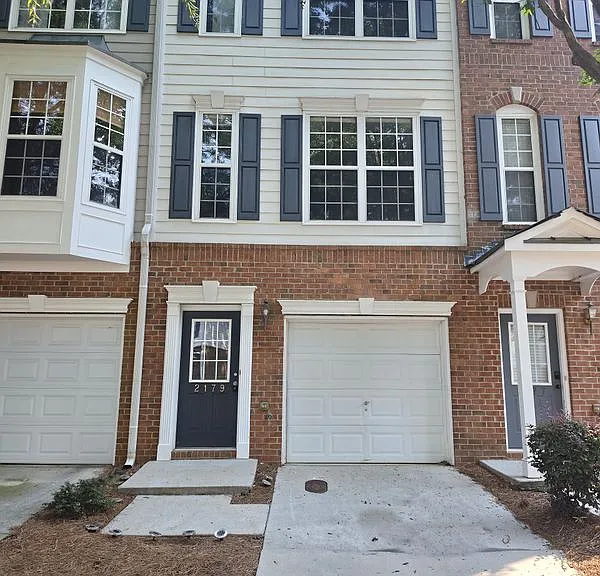 2179 Dillard Xing — Photo 2