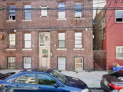 140 Grove St, Passaic, NJ, 07055