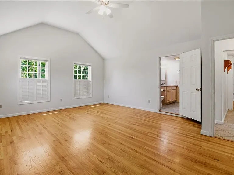 1861 E Main Rd — Photo 10