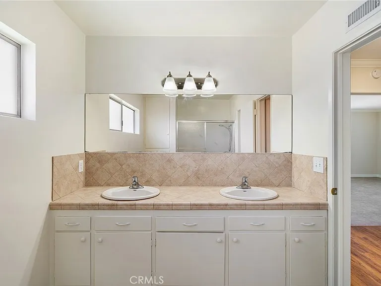 21816 Providencia St — Photo 40
