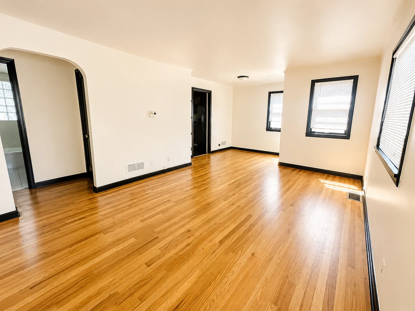 3 bed, 1021 sqft, $2,950 — Photo 3