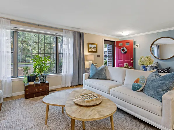 195 Falmouth Road APT 3F, Mashpee, MA 02649