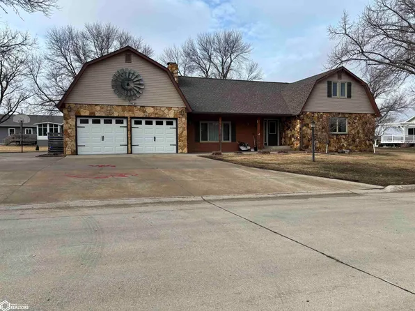 902 Golfview Ave, Britt, IA 50423