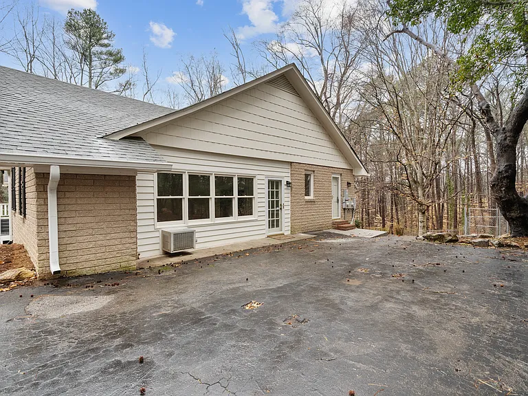 1504 Homestead Rd — Photo 4