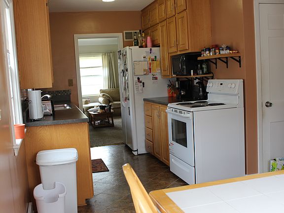 5th image of 3322 E Ave NE