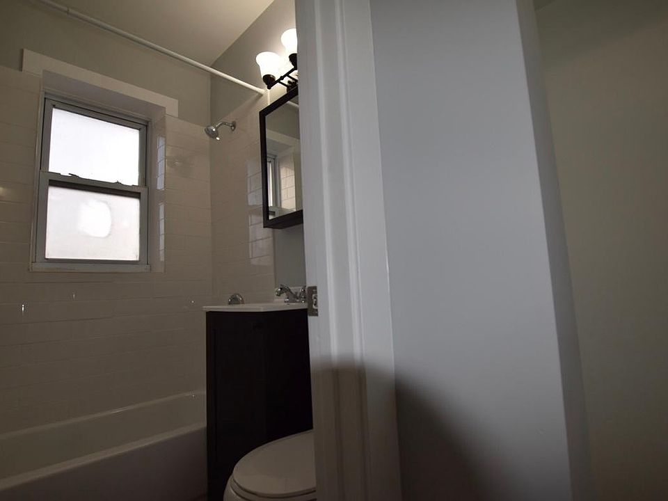 1st image of 1608 1/2 W Sherwin Ave #702
