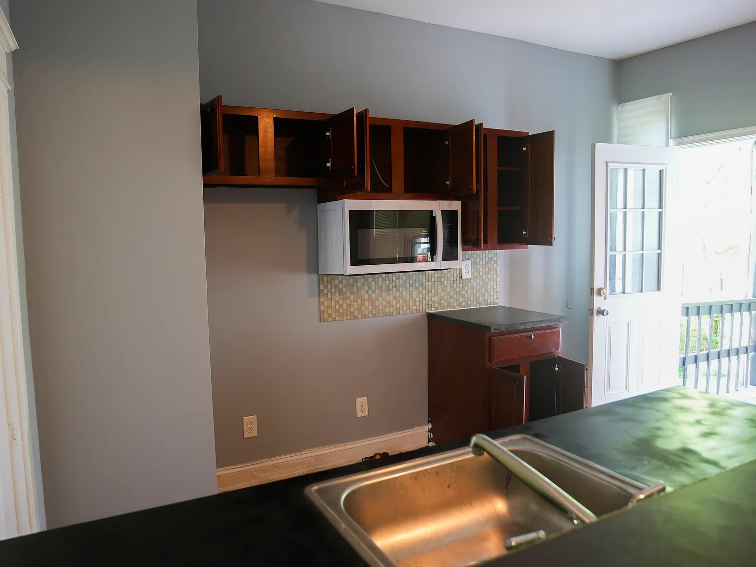 3 bed, 1.5 bath, 1200 sqft, $1,900 — Photo 3