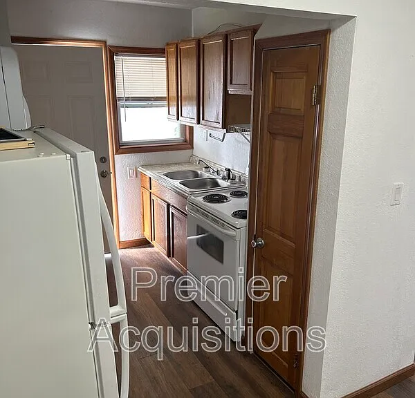 208 E Bland St — Photo 5