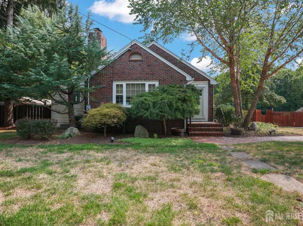 7 Lake Ave, Helmetta, NJ 08828