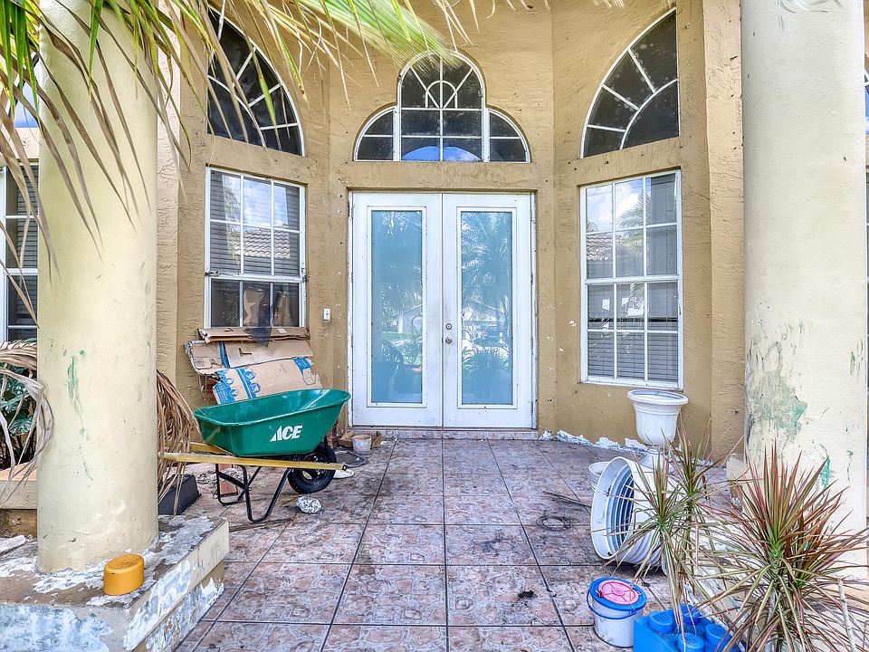 1st image of 1015 NE 3rd Street