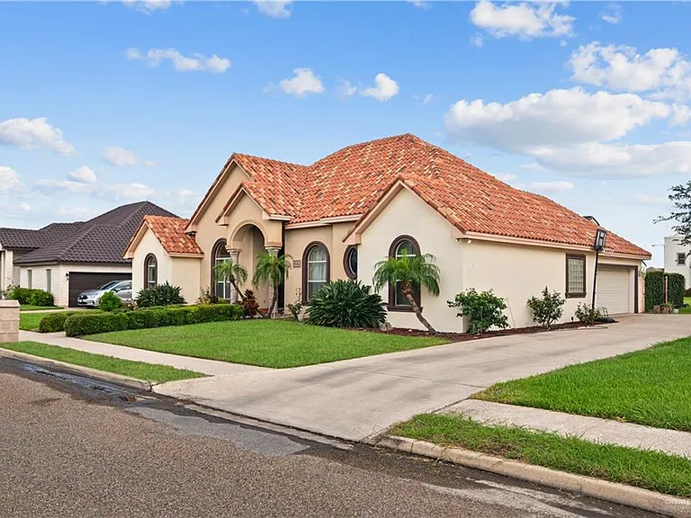 2401 W Rhin Dr — Photo 2