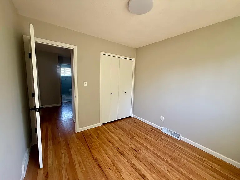 24051 Russell Ave — Photo 18