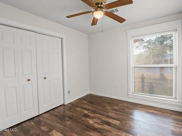 110 Jamaica St — Photo 17