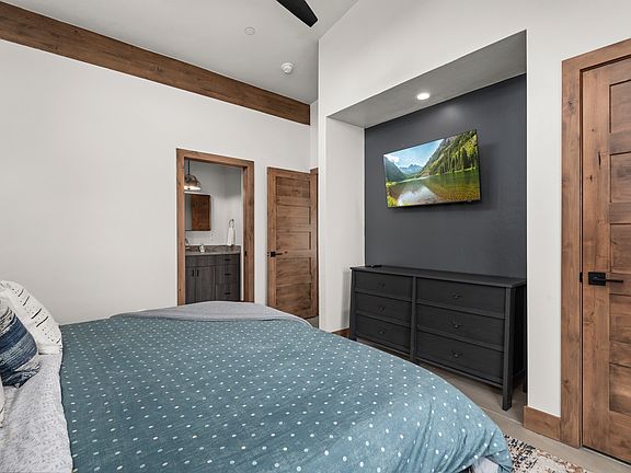 5th image of 945 Nob Hill Rd #2