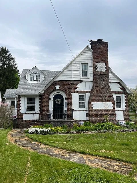 1522 W Water St photo 1