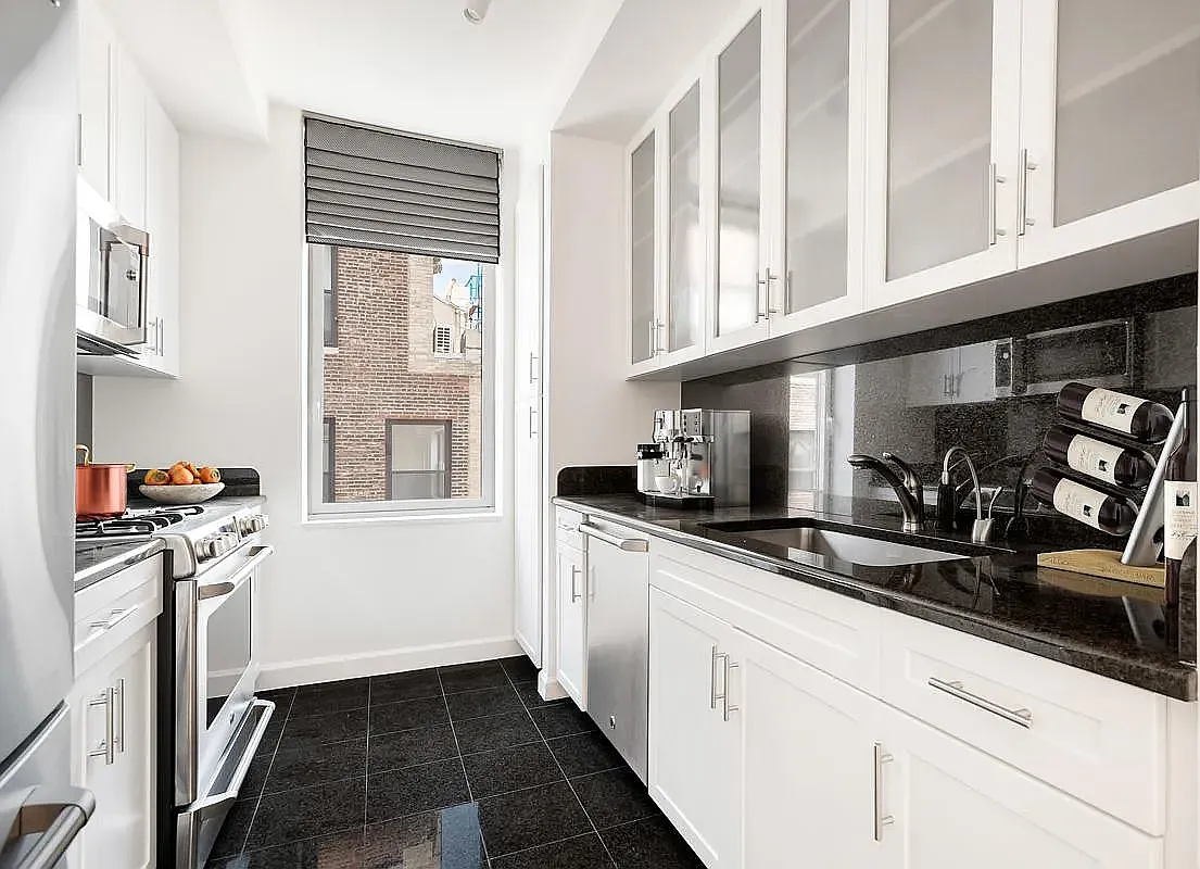 320 West 38th Street — Photo 3