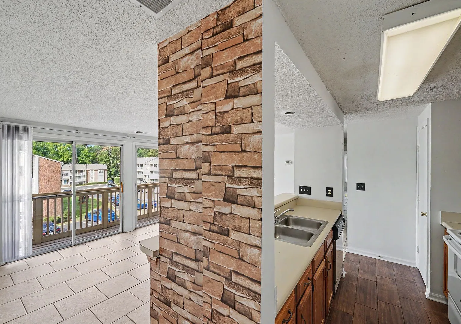 Move-In Ready 3-Bedroom Condo Near Uncc & Lynx Blue Line! — Photo 3