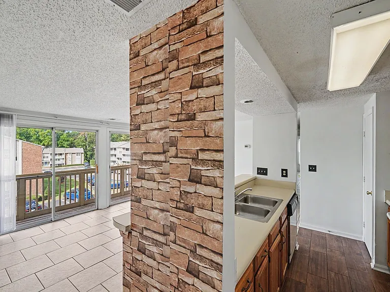 1624 Arlyn Cir #J — Photo 14