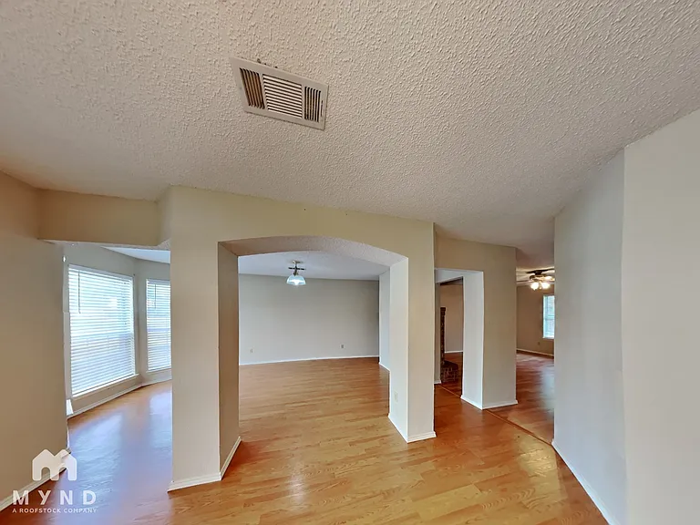 3205 Meadowview Dr — Photo 2