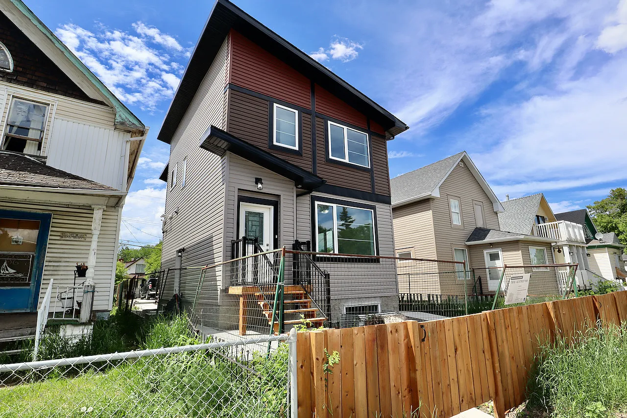 Parkdale 3 Bed 2.5 Bath Main For Rent Edmonton — Photo 1