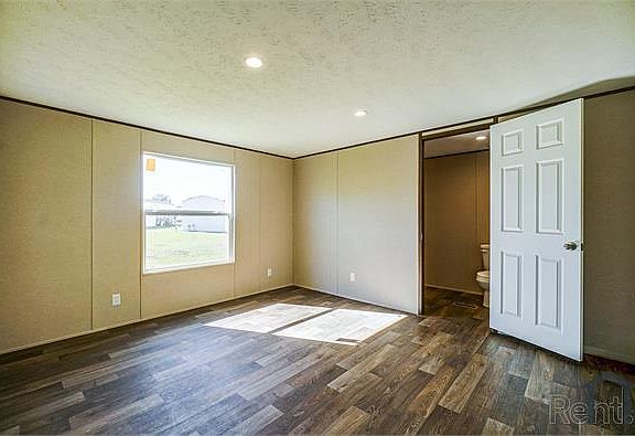 5th image of 7 Oakwood Dr