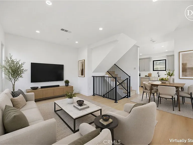 10156 Regent — Photo 2