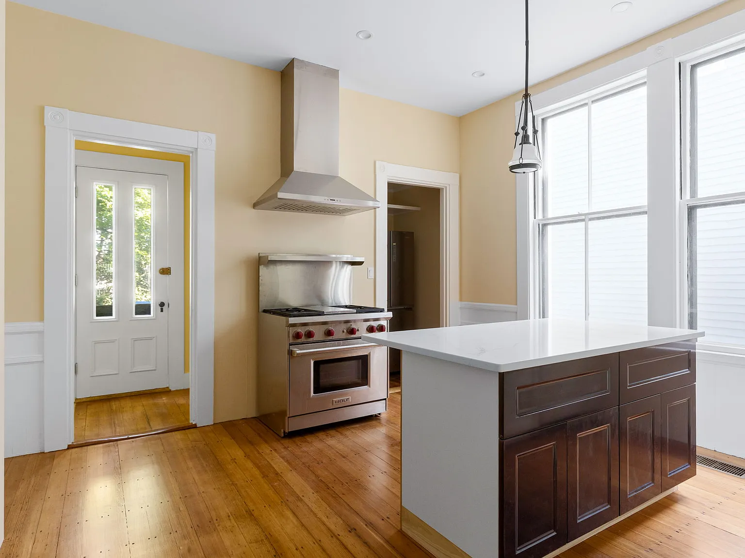 5 bed, 3.5 bath, 2507 sqft, $10,000 — Photo 2