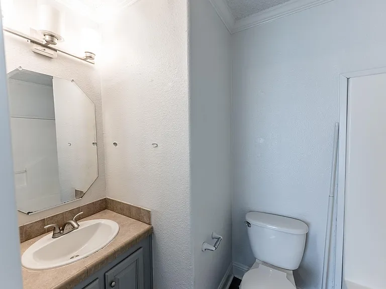 114 Varsity Dr — Photo 12
