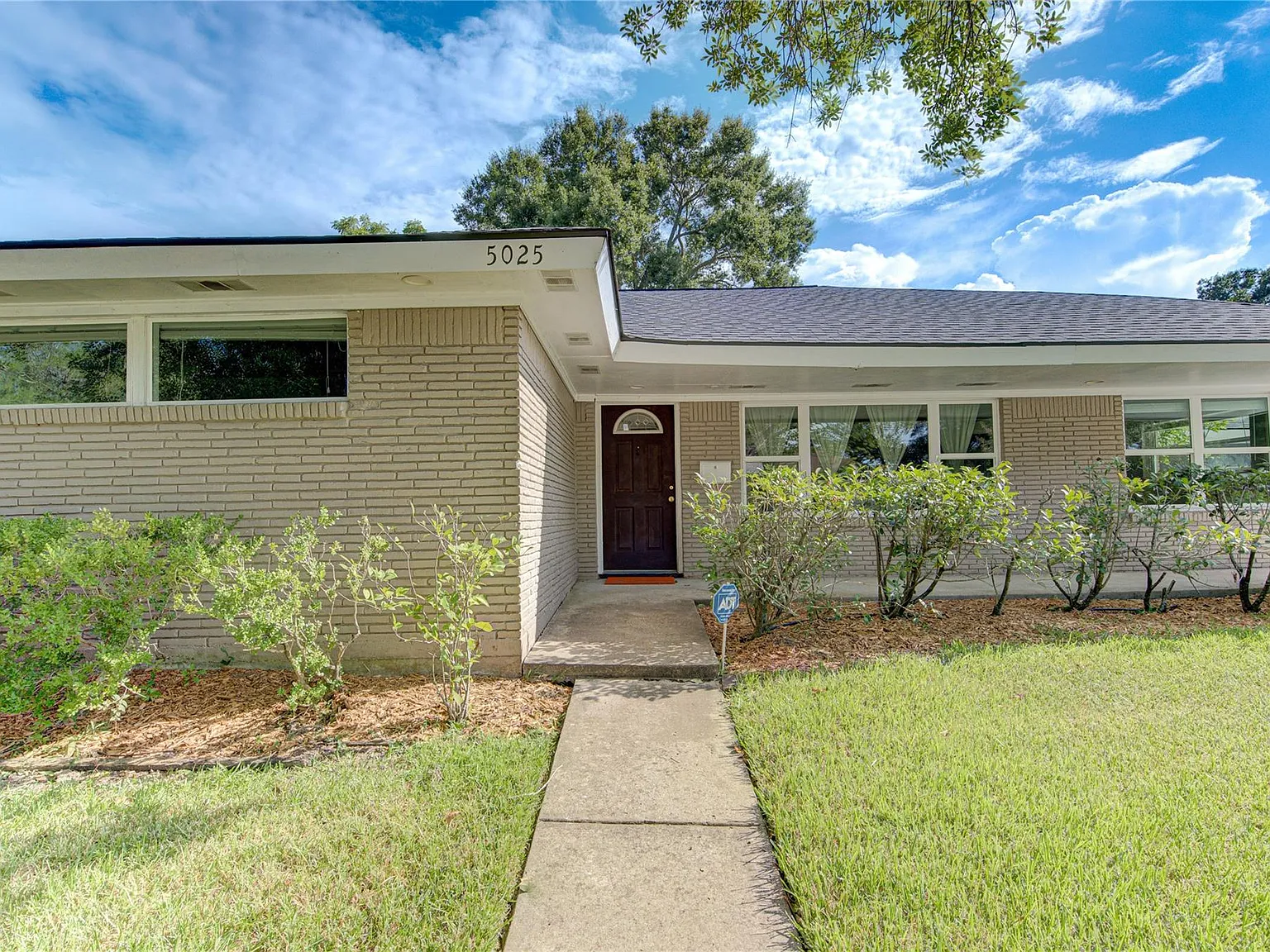 3 bed, 2.0 bath, 1843 sqft, $2,450 — Photo 2