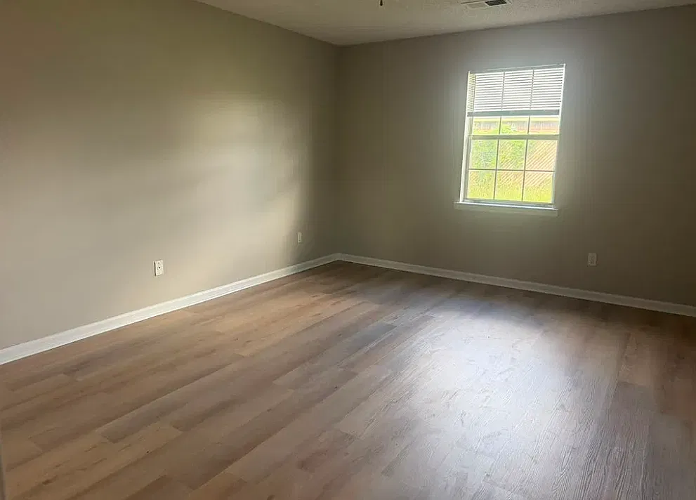 5 bed, 1967 sqft, $2,080 — Photo 3