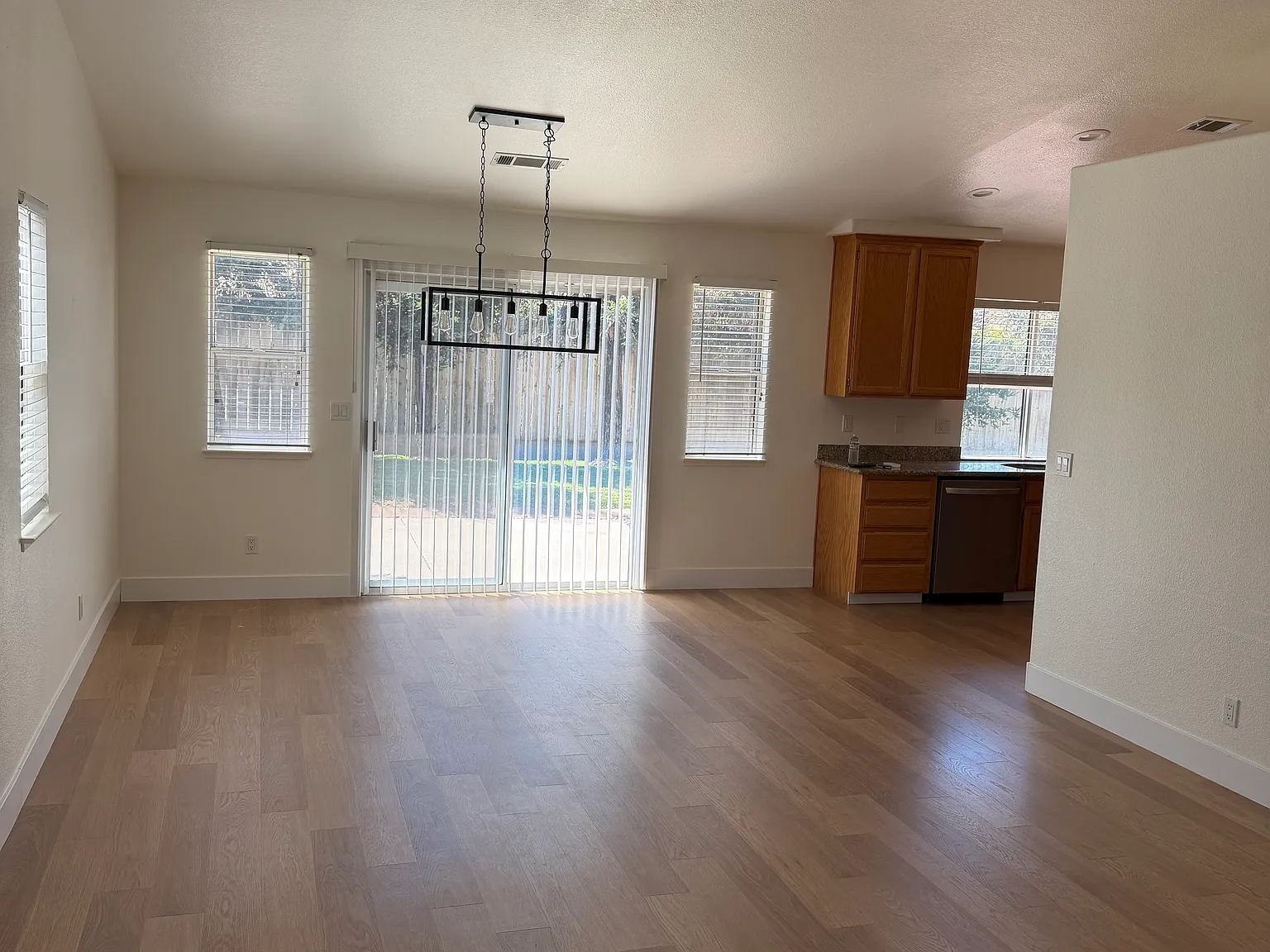 3 bed, 1253 sqft, $2,800 — Photo 2