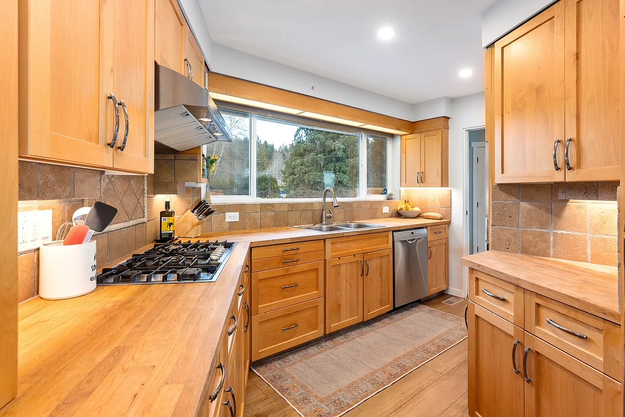 4 bed, 2.5 bath, 2119 sqft, $4,100 — Photo 1