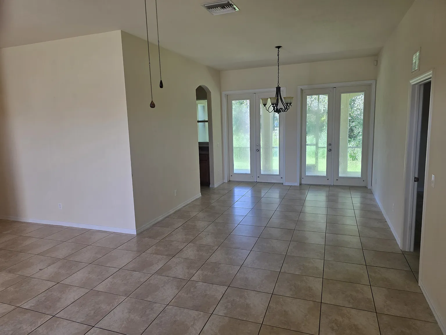 4 bed, 2699 sqft, $2,700 — Photo 3