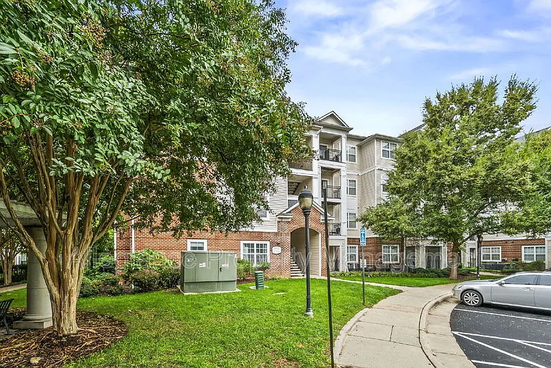 1 bed, 1.0 bath, 556 sqft, $1,775 — Photo 2