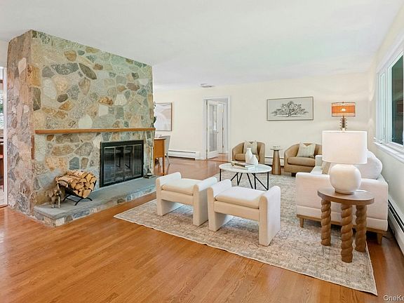 5th image of 15 Deerfield Lane S
