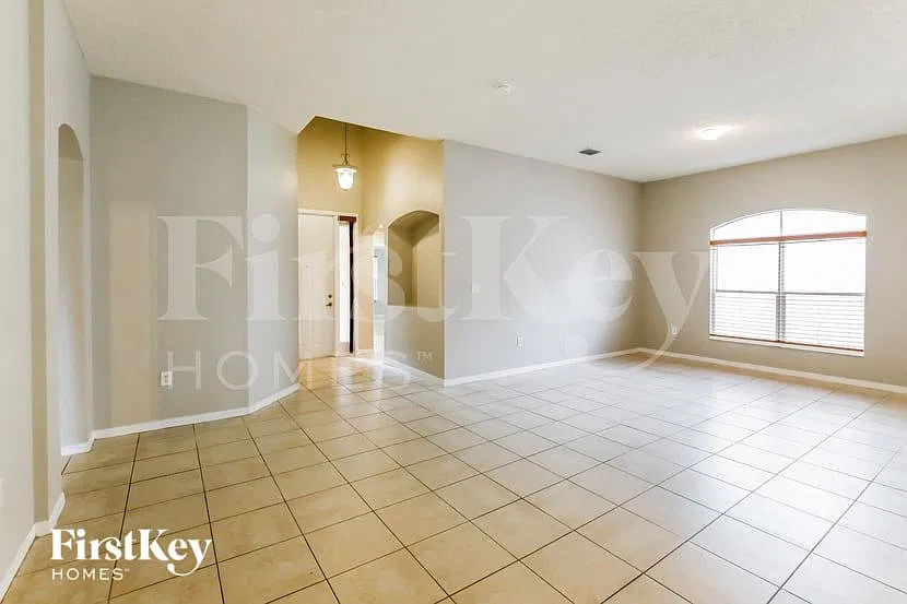 3 bed, 2.0 bath, 2195 sqft, $3,075 — Photo 3