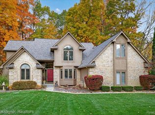 9748 Forest Ridge Dr, Clarkston, MI 48348