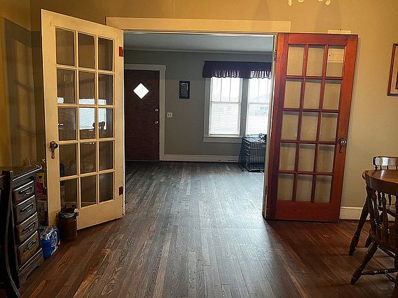 3rd image of 1001 S Texas St